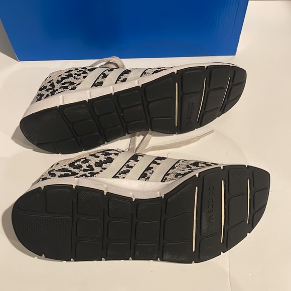 🎉SALE🎉ADIDAS Swift Run X Shoes - Picture 4 of 5